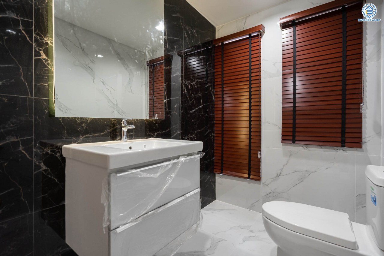 บ้านมือสองตกแต่งใหม่ แบรนด์ Q.House ม.ลัดดารมย์ ปิ่นเกล้า หลังใหญ่ตกแต่งเรียบหรู เนื้อที่ 92.8 ตร.ว. พื้นที่ใช้สอยเยอะถึง 320 ตร.ม. ฟังก์ชันจัดเต็ม 3 ห้องนอน 4 ห้องน้ำ 1 ห้องอเนกประสงค์ 1 ห้องแม่บ้าน จอดรถได้ 4 คัน พร้อม Living Room กว้าง บนทำเลศักยภาพ ใกล้เซ็นทรัลเวสต์เกต, วงเวียนพระราม5, ทางด่วน "กาญจนาภิเษก" และรถไฟฟ้า "สถานีตลาดบางใหญ่"